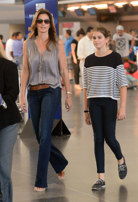Cindy Crawford y su hija en el aeropuerto de Nueva York