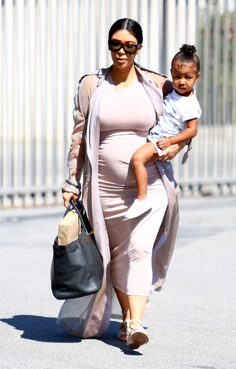 Kim Kardashian con su hija North paseando por las calles de Tarzana